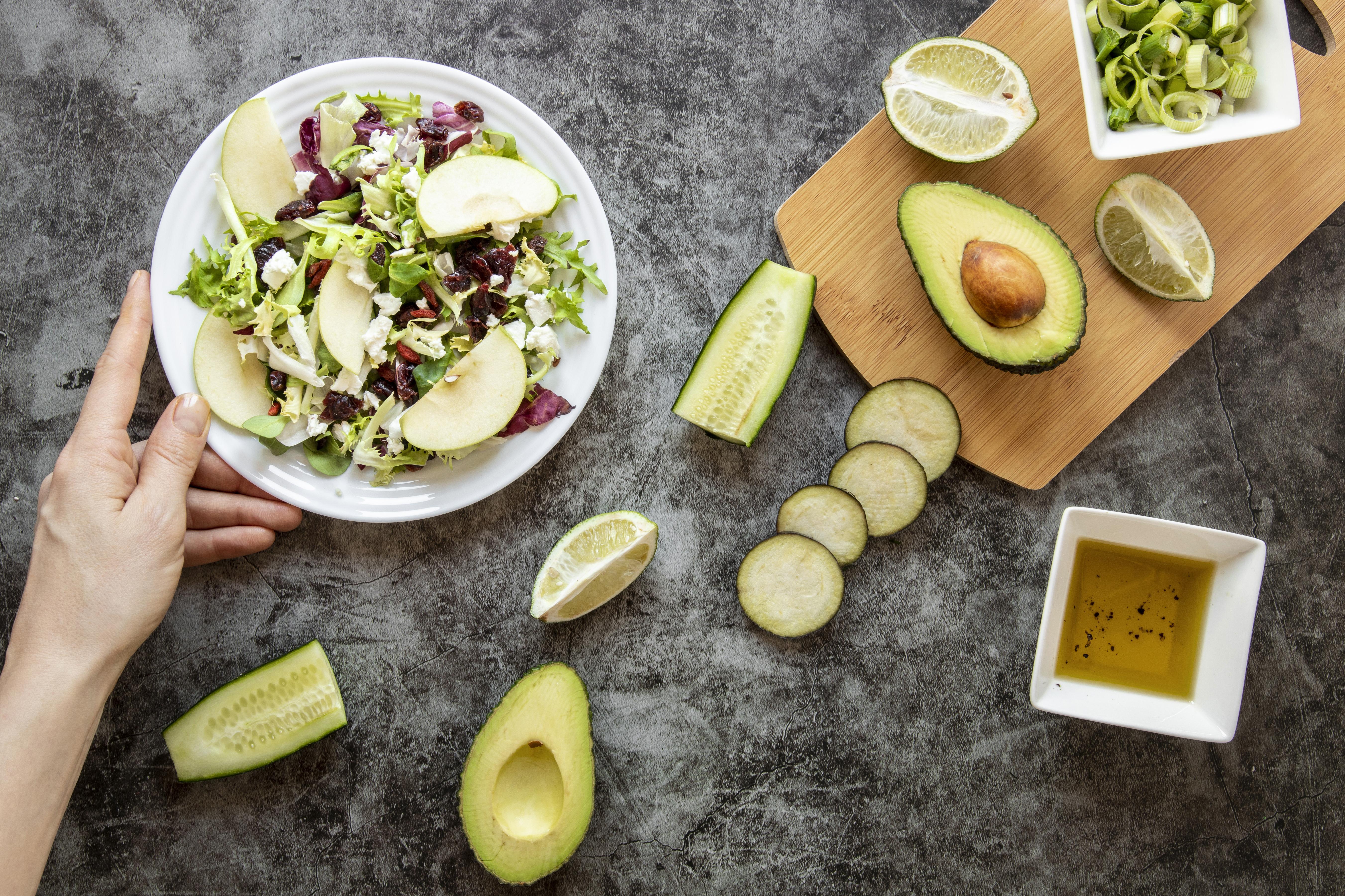 Persona cocinando vegetales en casa